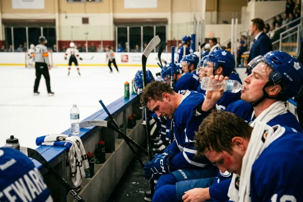 Jugadores de hockey NHL en el banquillo descansando durante partido