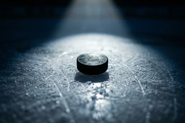 Disco de hockey con luz destacada simbolizando valor encontrado
